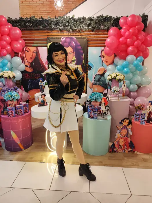 Guerreira do K-Pop de cabelo preto em festa