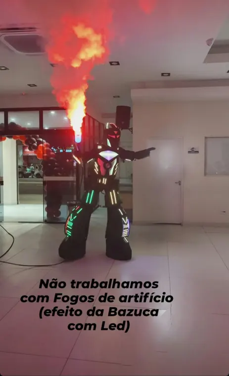 Robô de LED com bazuca de efeito de fogo
