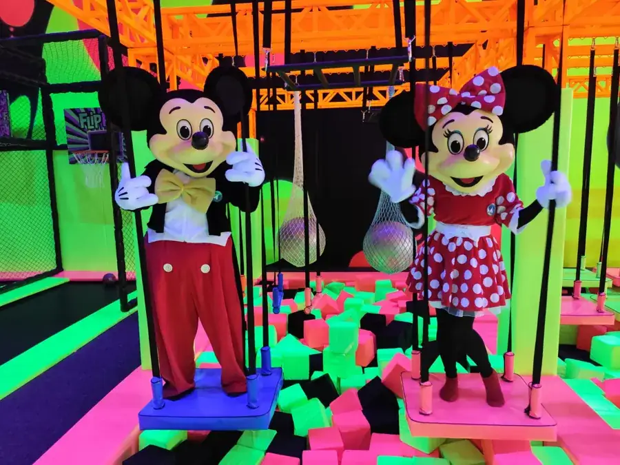 Mickey e Minnie em parque neon