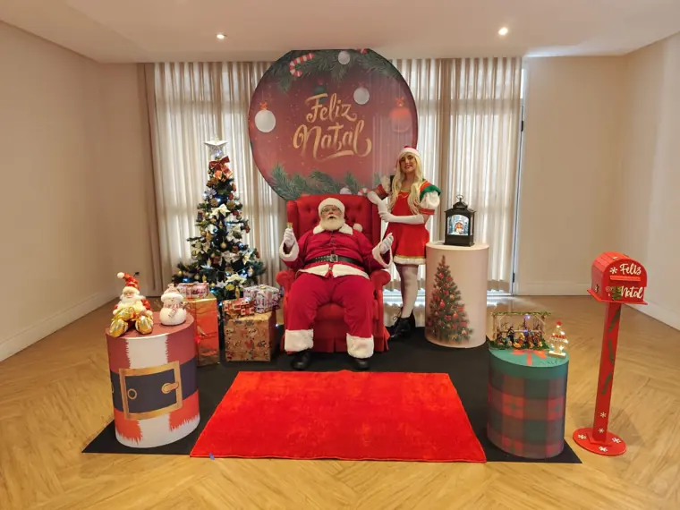 Papai e Mamãe Noel em cenografia de Natal