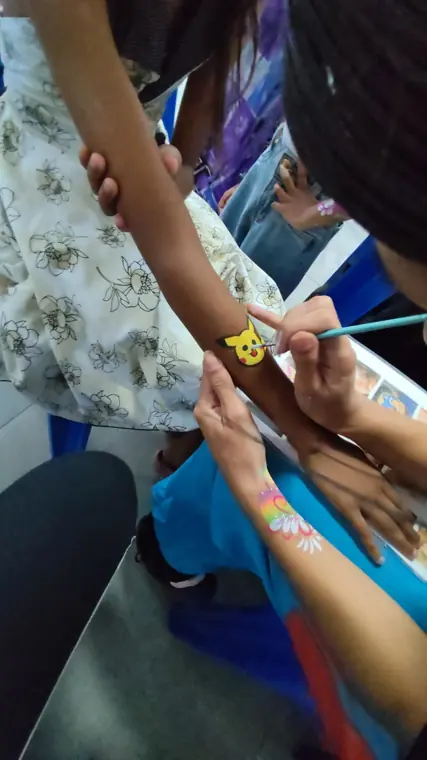 Pintura no braço de uma criança
