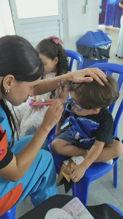 Criança recebendo pintura facial