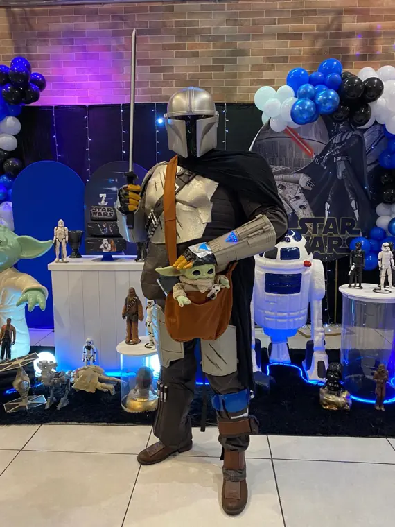 Mandaloriano com Grogu em festa